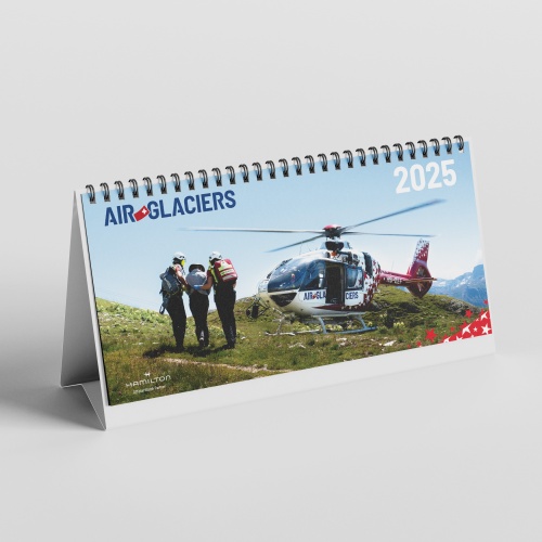 free_dl_desk_calendar_mockup_2